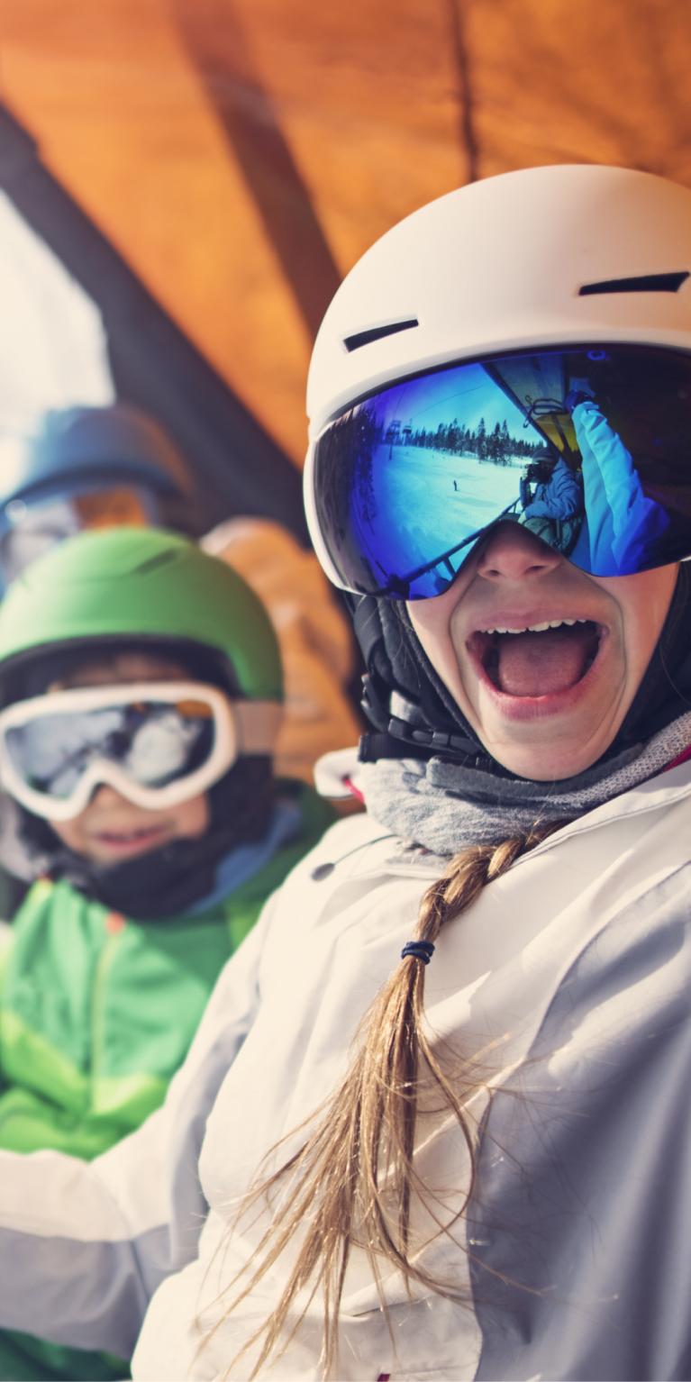 Kinder winken aus dem Skilift