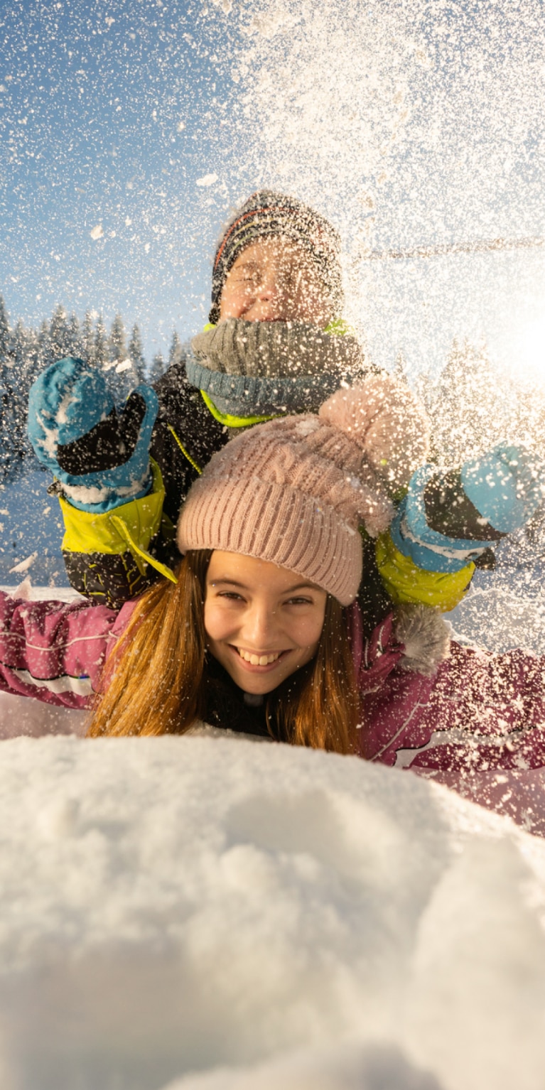 Zwei Kinder spielen im Schnee