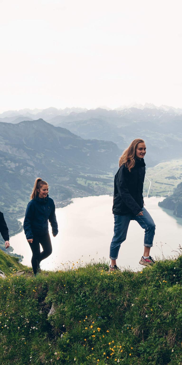 Freunde wandern auf einem Berg.