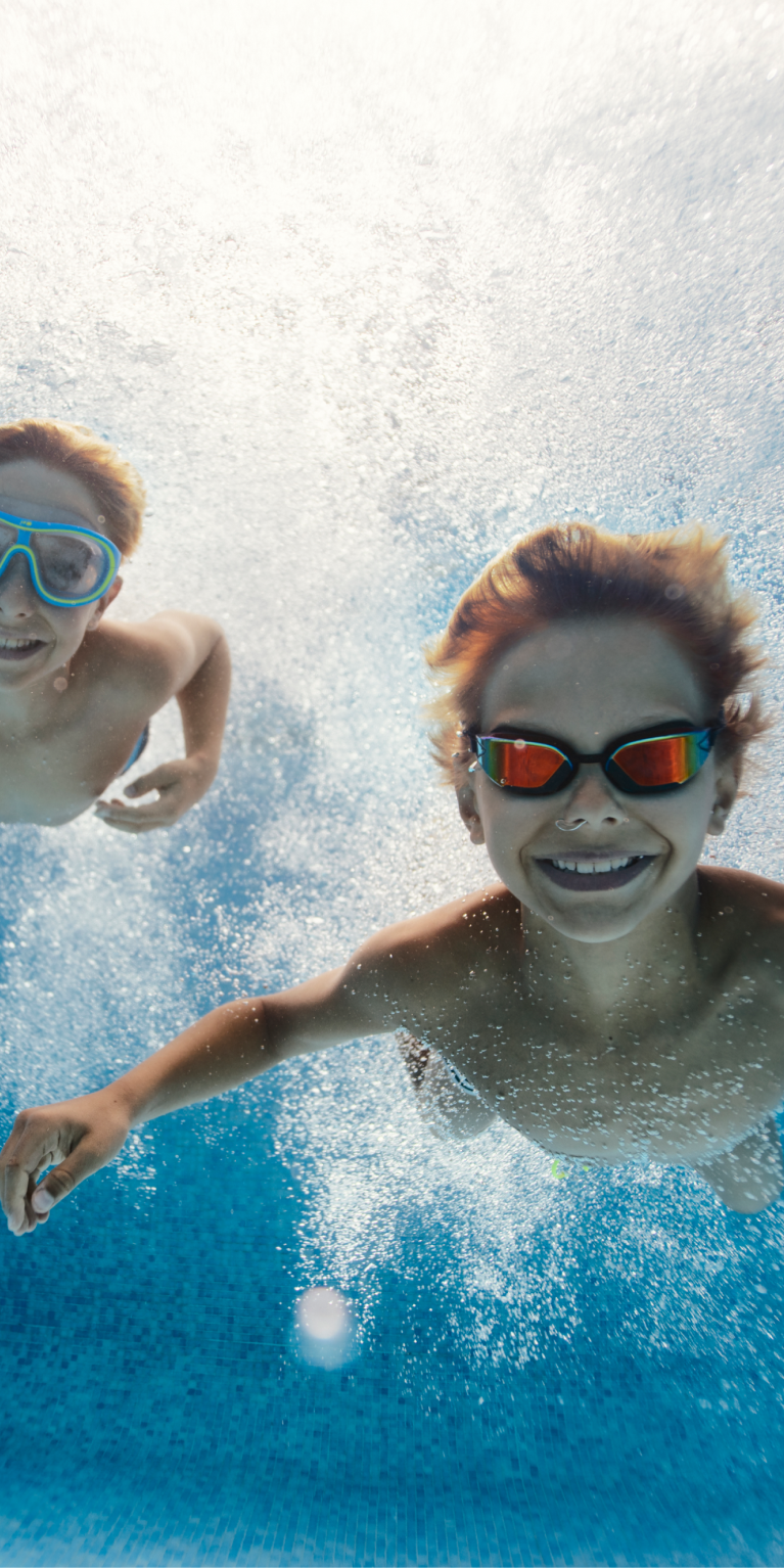 Zwei Jungen tauchen im Pool