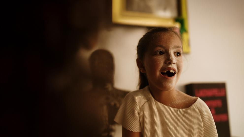 Kind hat spaß in der Küche