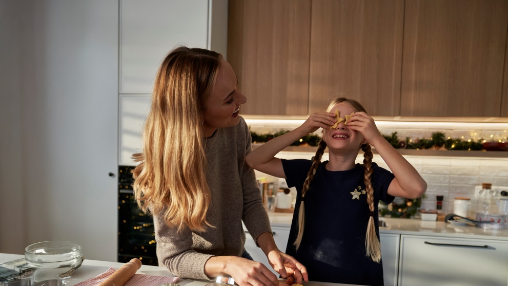 Mutter und Tochter beim Guezli backen