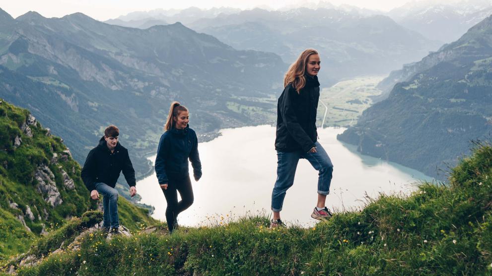Freunde wandern auf einem Berg.