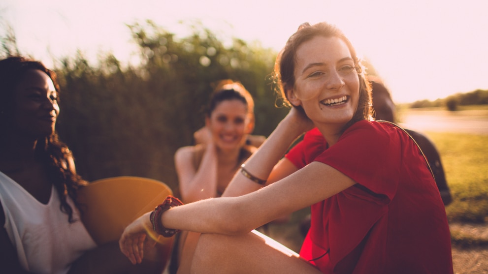 Freundinnen geniessen den Sommer im Freien