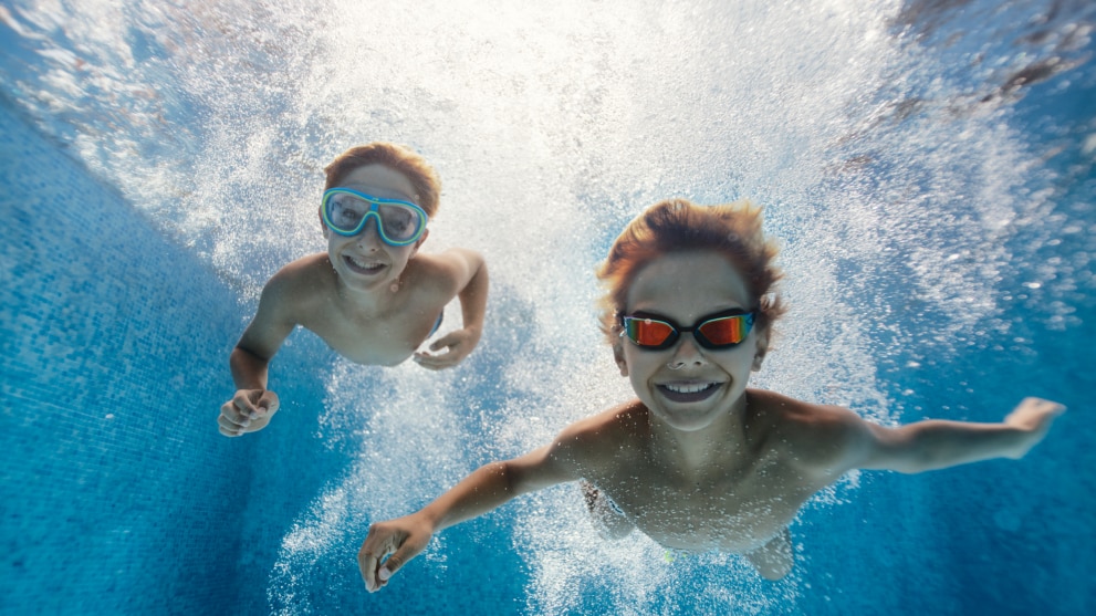 Zwei Jungen tauchen im Pool