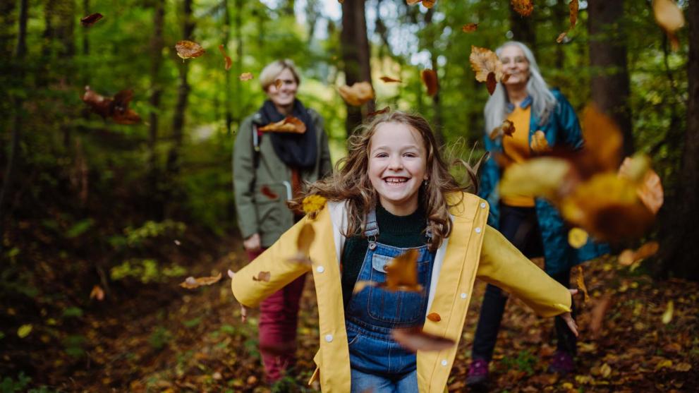 Kind spielt im Wald
