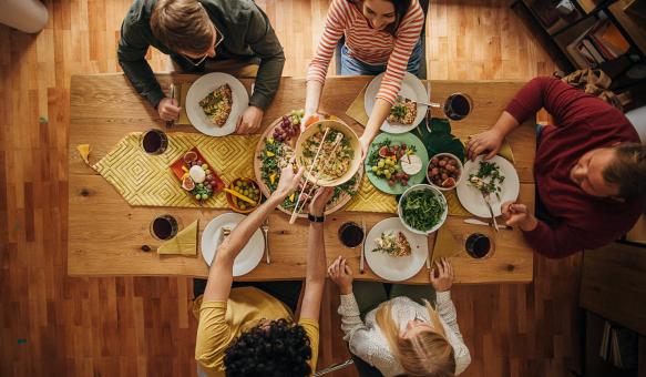 Groupe d’amis dînant ensemble