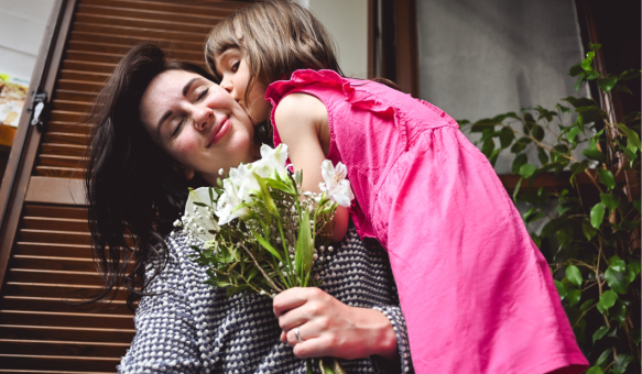 Vorschau-Karte-Petite-fille-embrasse-sa-maman