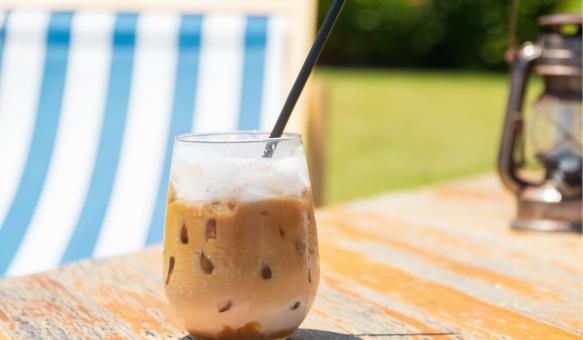 Café glacé sur une table en bois