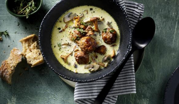 Soupe crémeuse aux champignons avec boules végétariennes