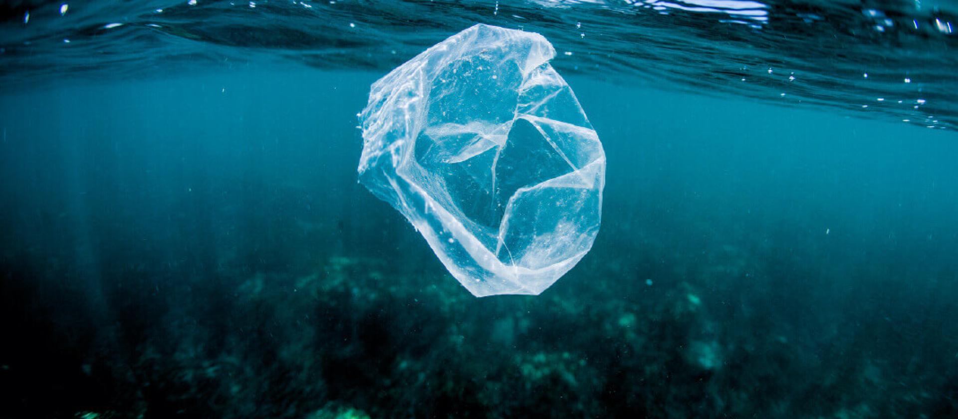 Plastik schwimmt im Wasser