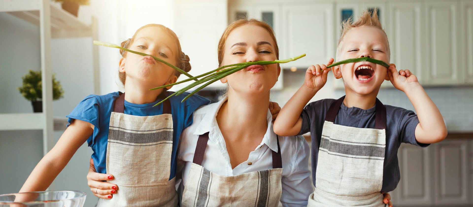 Mutter kocht mit Kindern