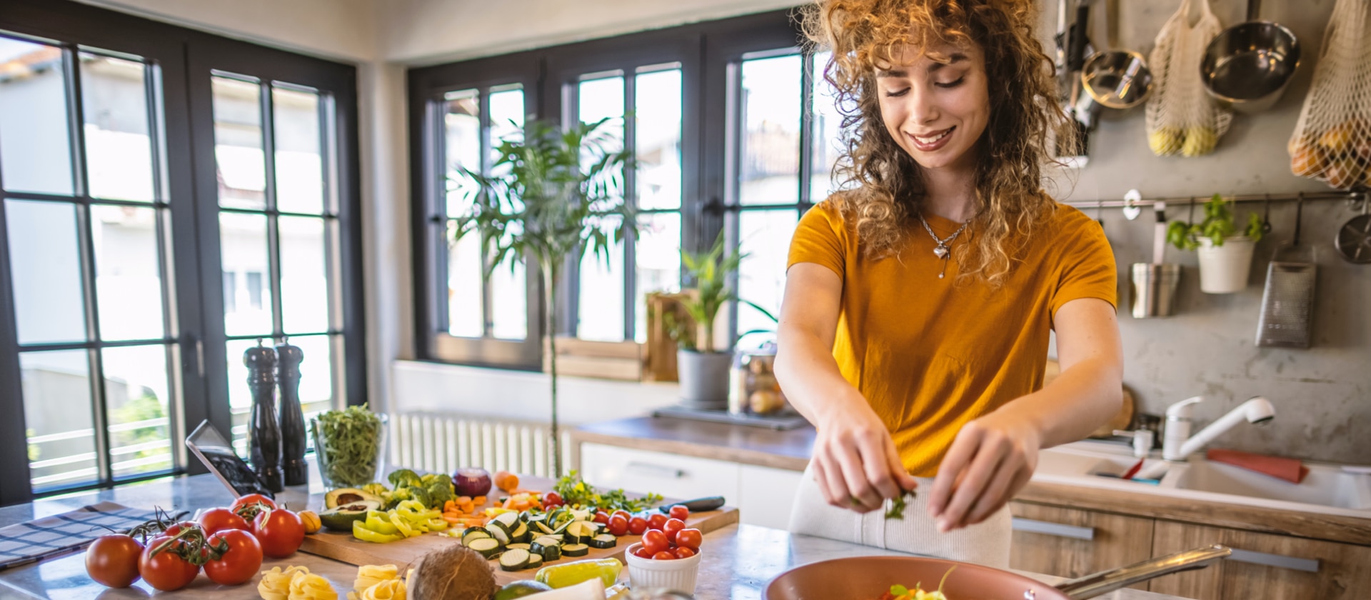 Frau kocht in der Küche