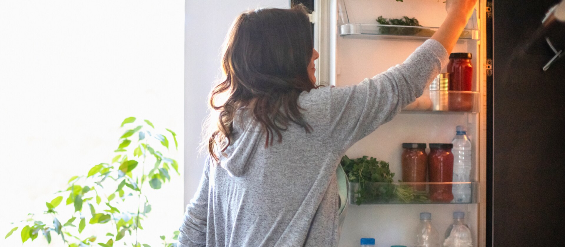 Frau an Kühlschrank