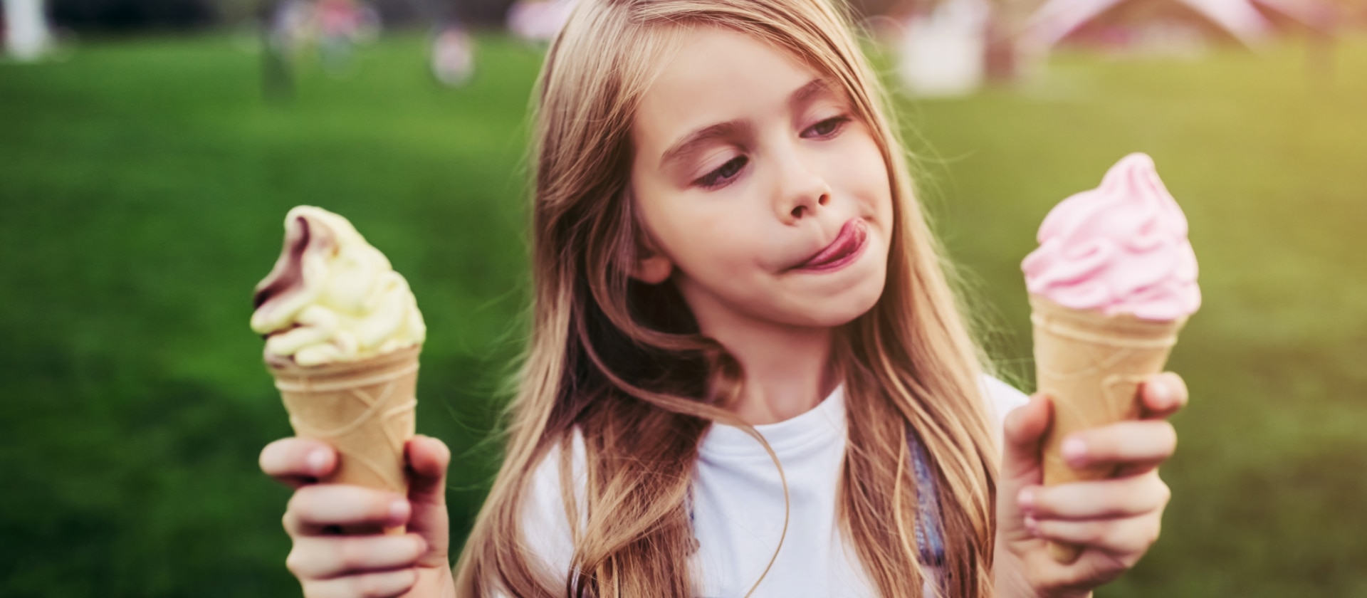 Kind mit Eis in der Hand