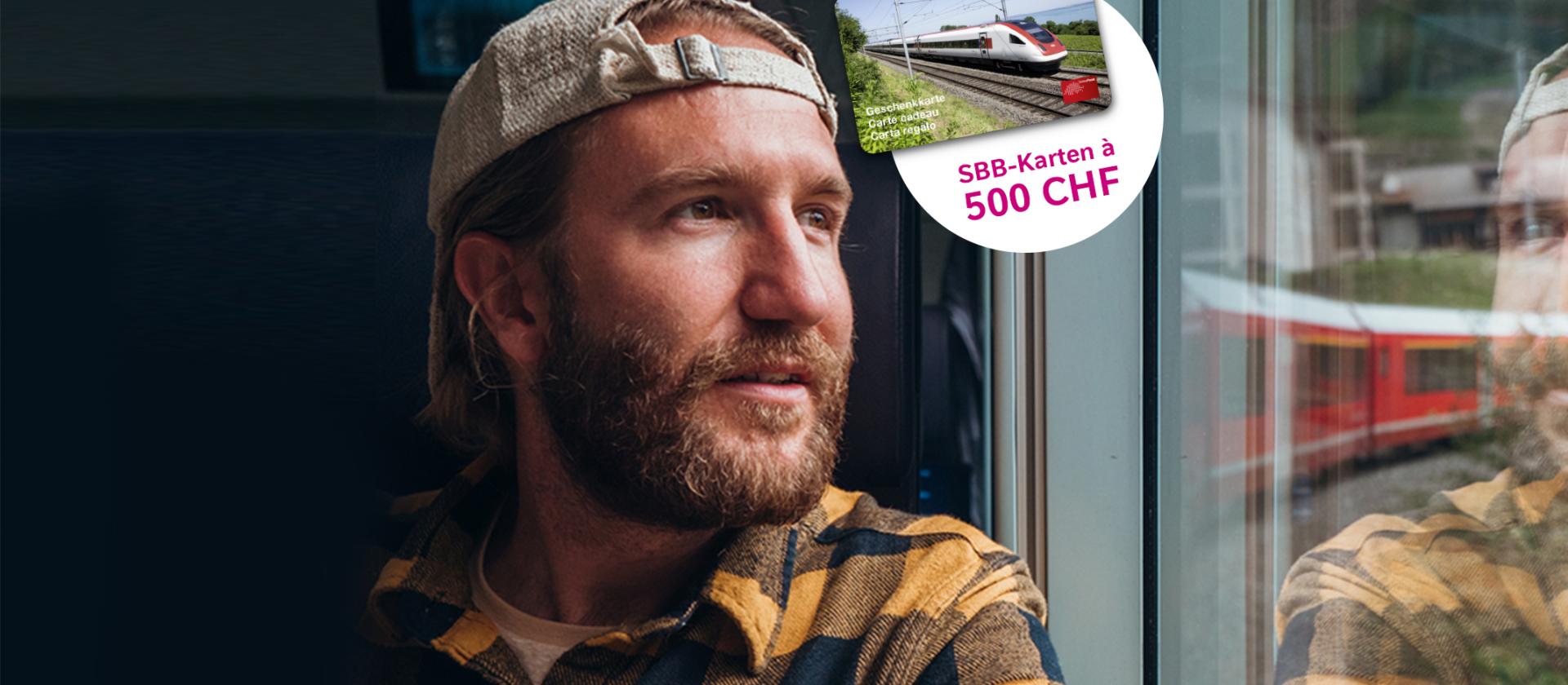 Mann fährt mit dem Zug