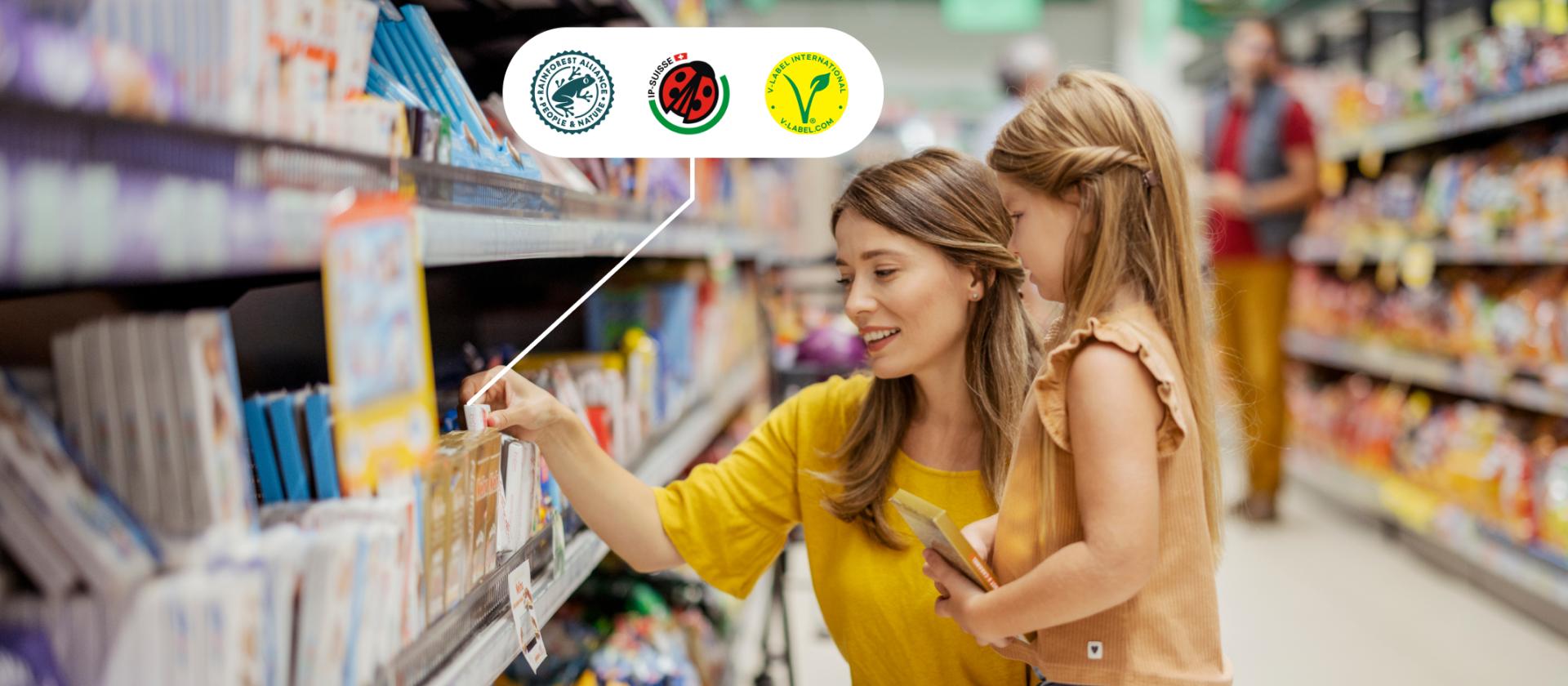 Frau mit Tochter im Supermarkt