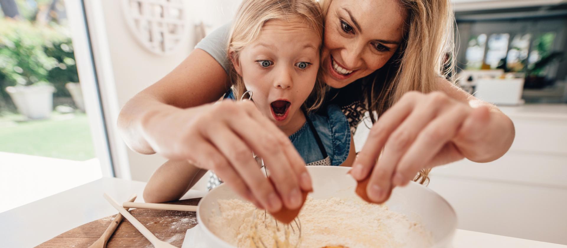 Mutter und Tochter kochen