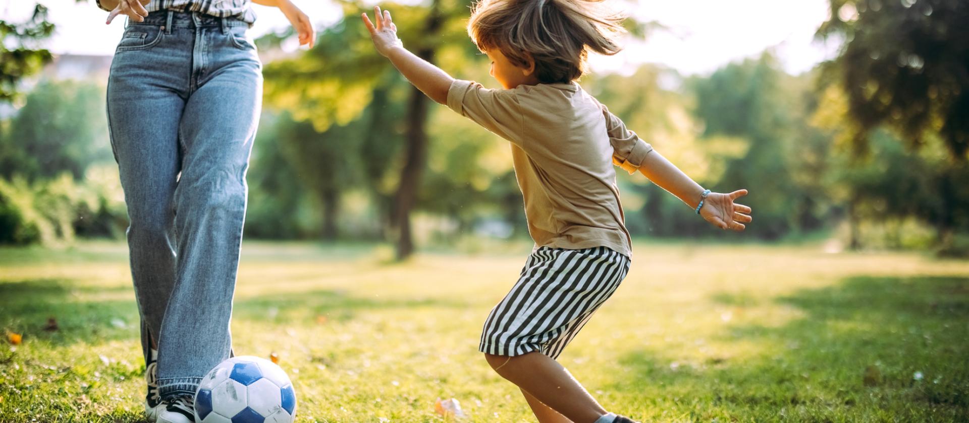 Kind spielt Fußball