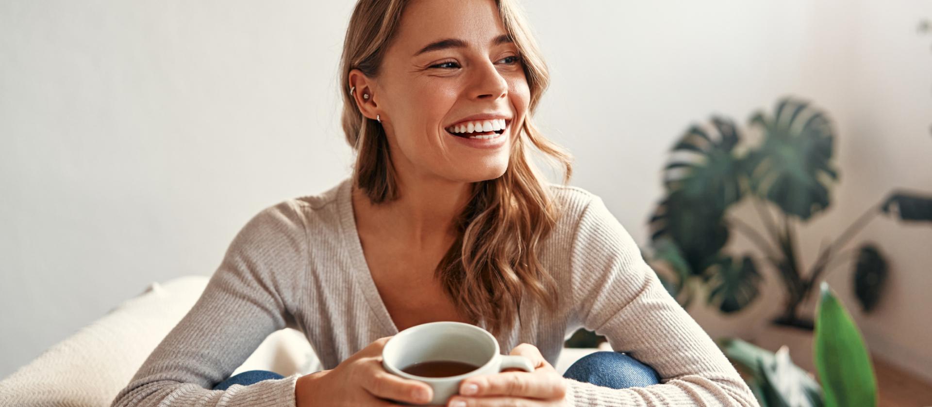 Femme_souriante_avec_une tasse_de_café
