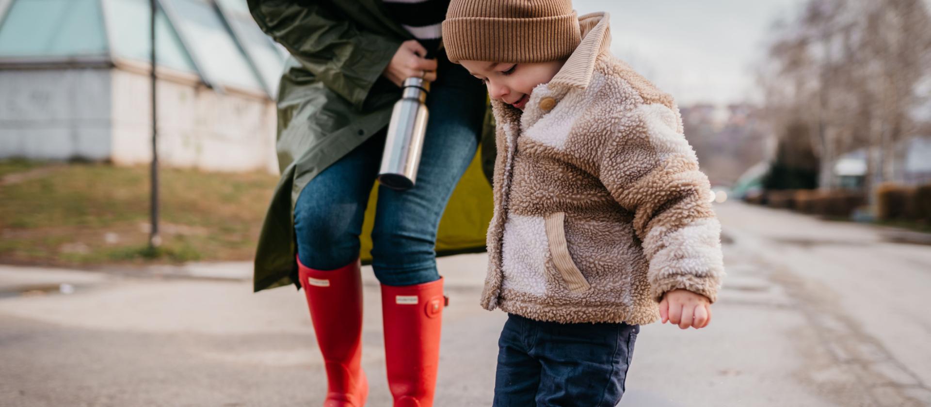 enfant joue dans une flaque d'eau