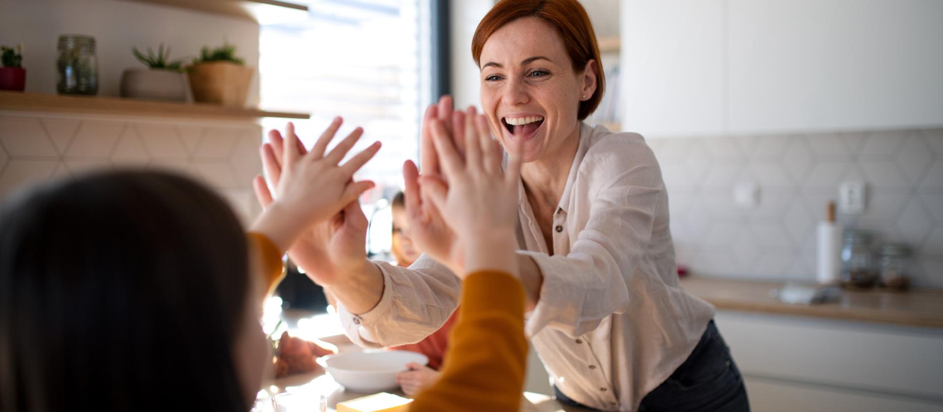 La mère et la fille se tapent dans la main.