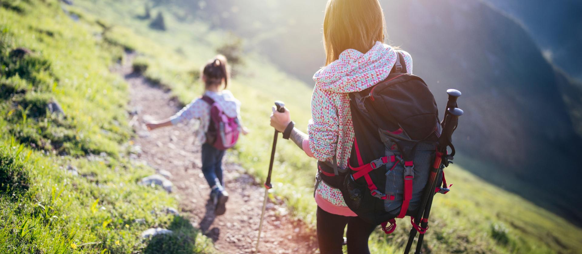 Frau und Kind wandern