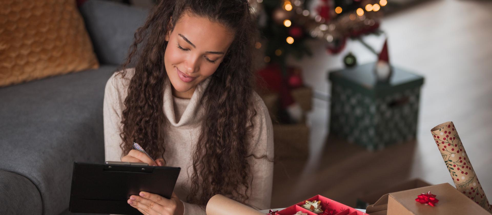 Frau packt Geschenke ein