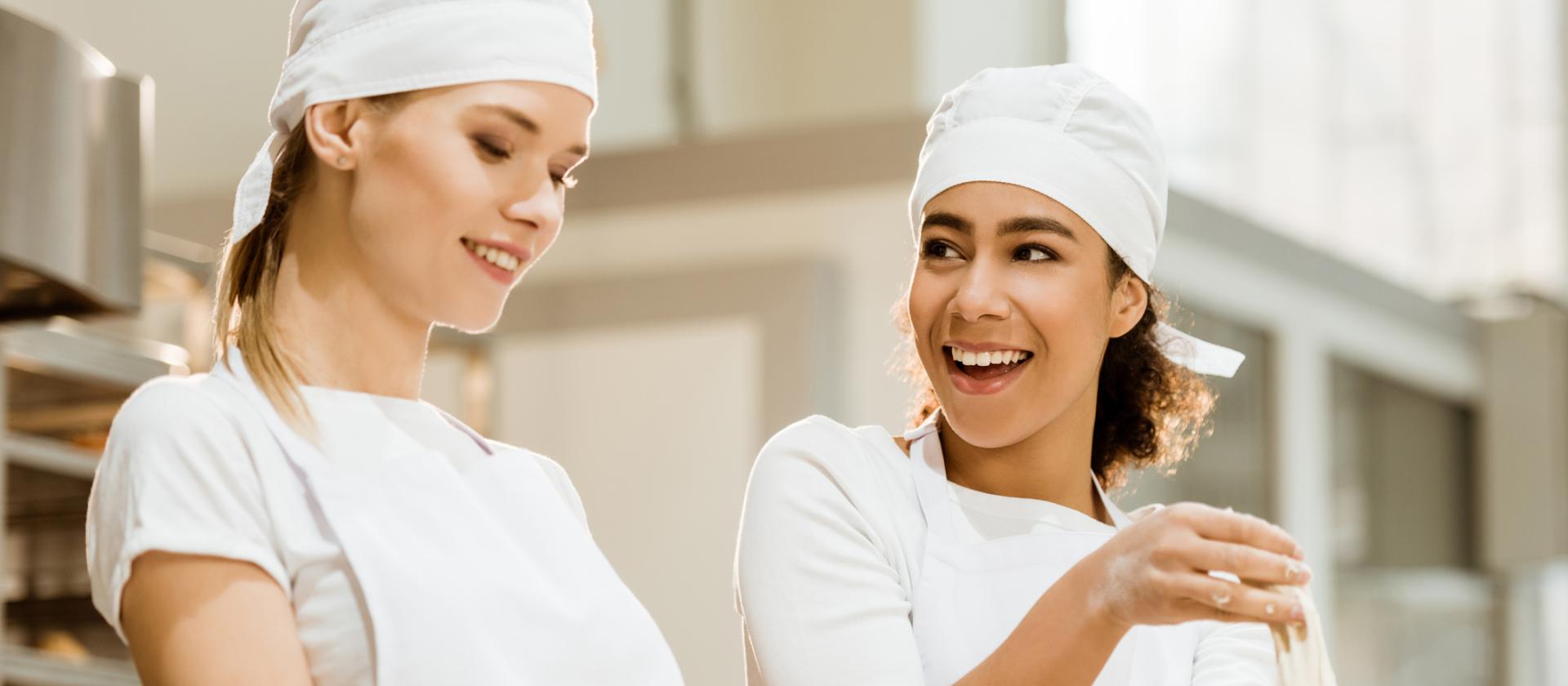 les femmes cuisinent ensemble