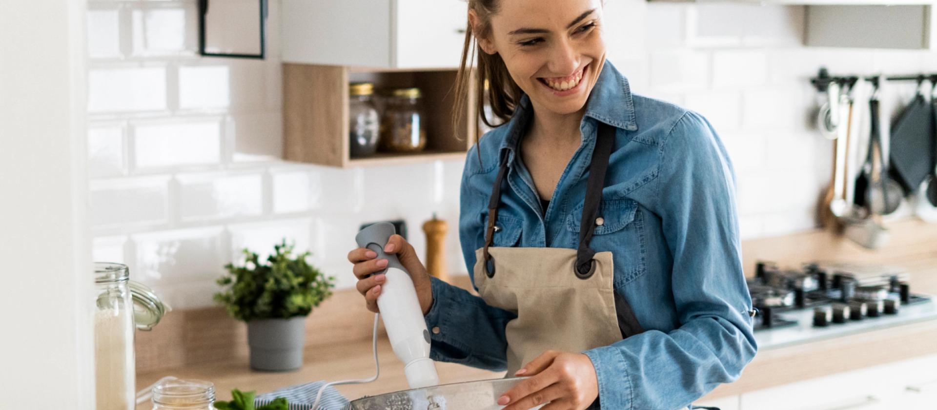 Frau backt in der Küche