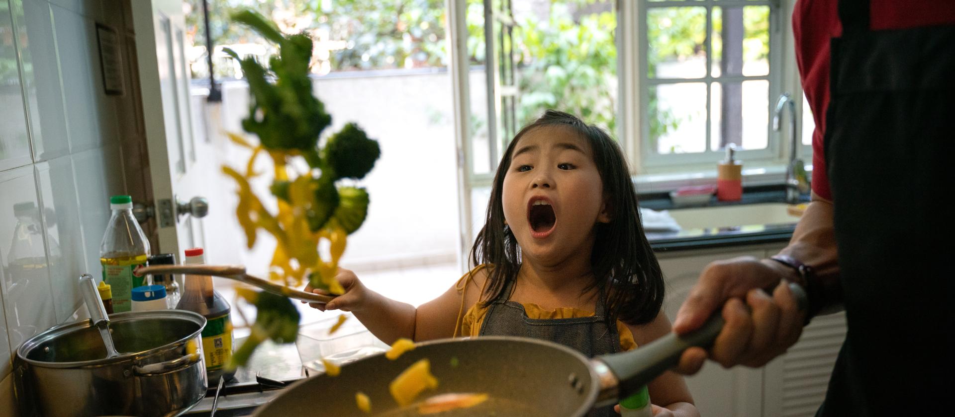 Kind hat spaß in der Küche