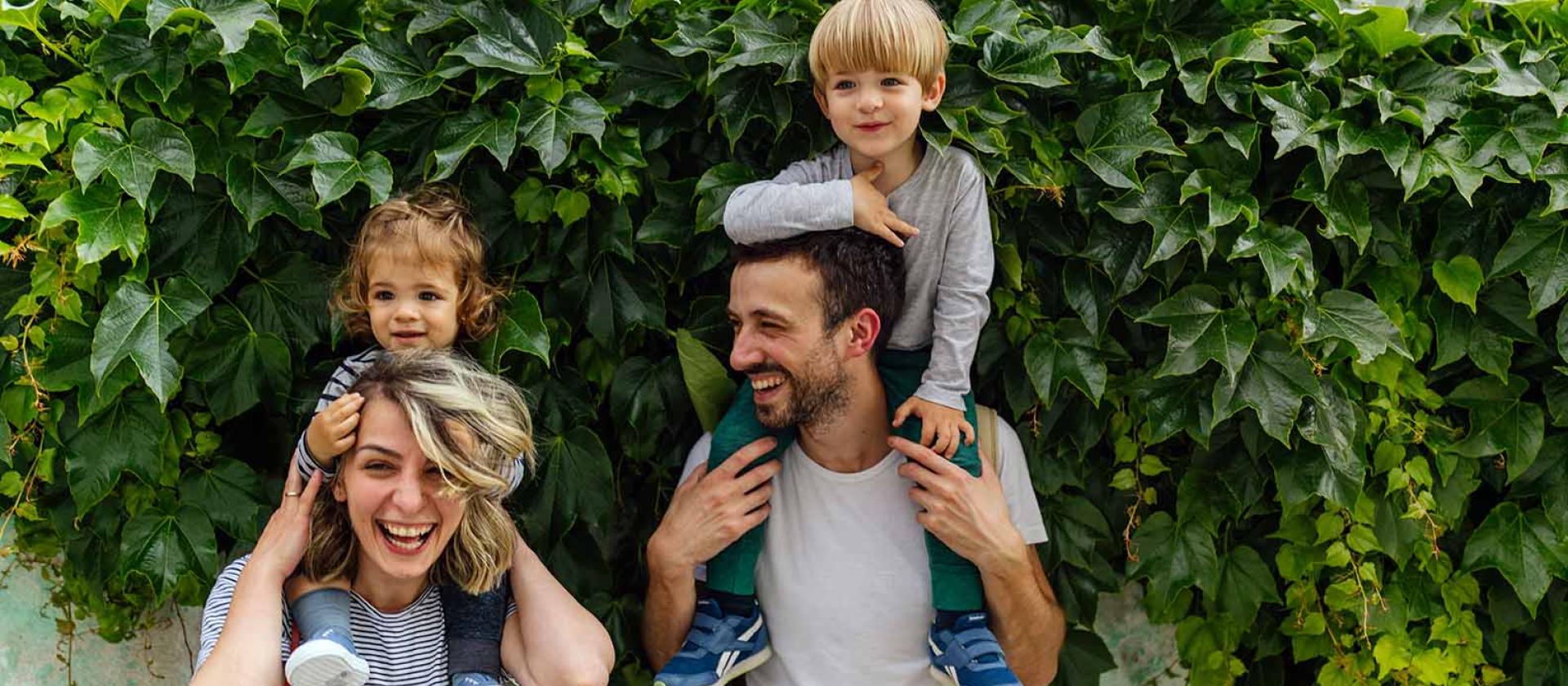 Familie machen Grimassen