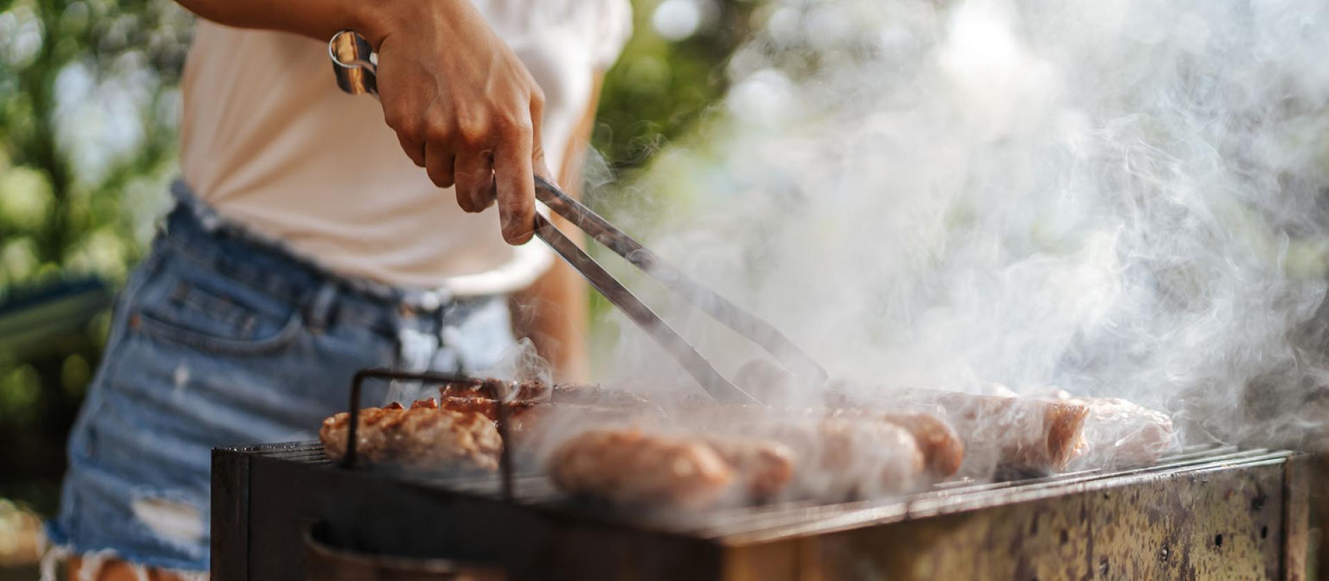 Junge Menschen, die Grillen - Les jeunes ont des grillons