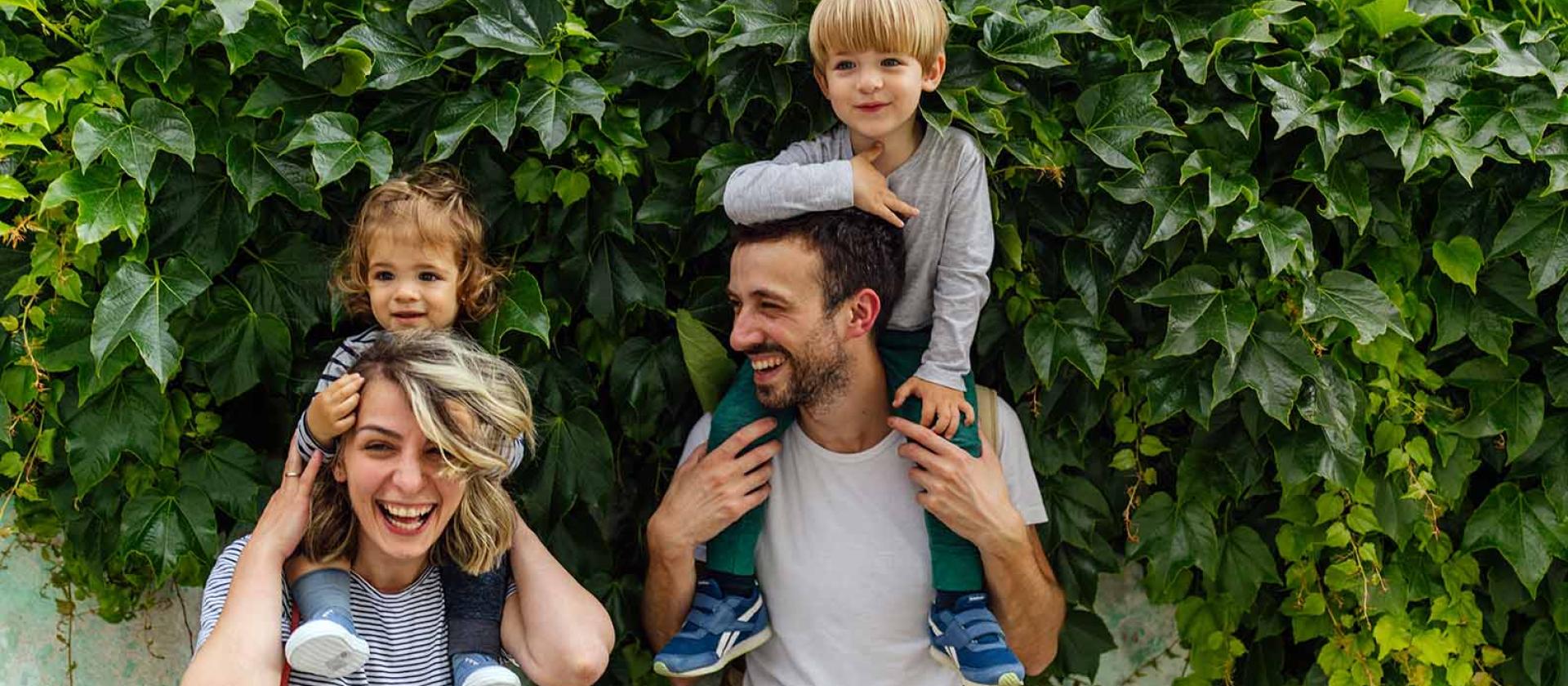 Une famille qui fait des grimaces