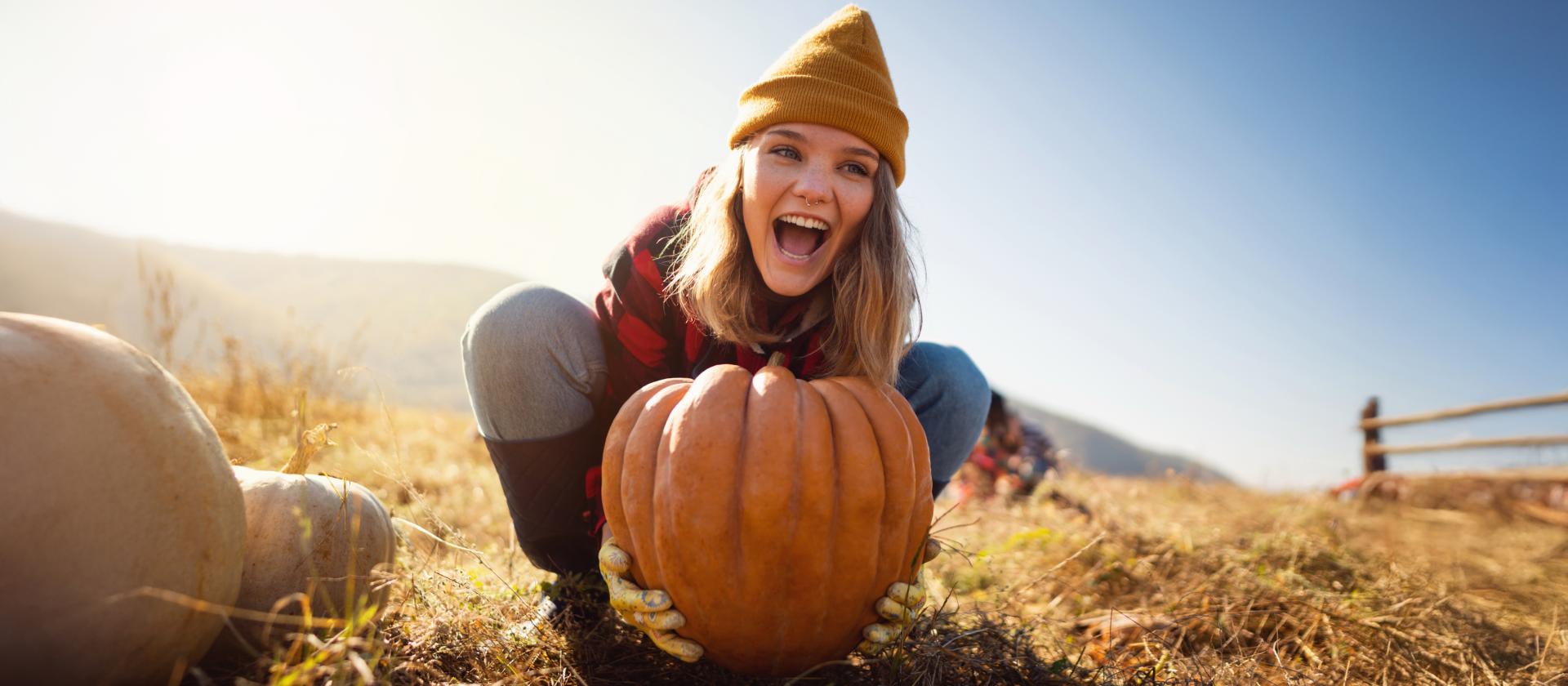Lachende Frau mit Kürbis