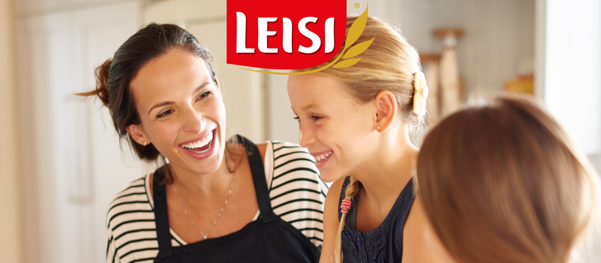 Mutter und Kinder backen in der Küche