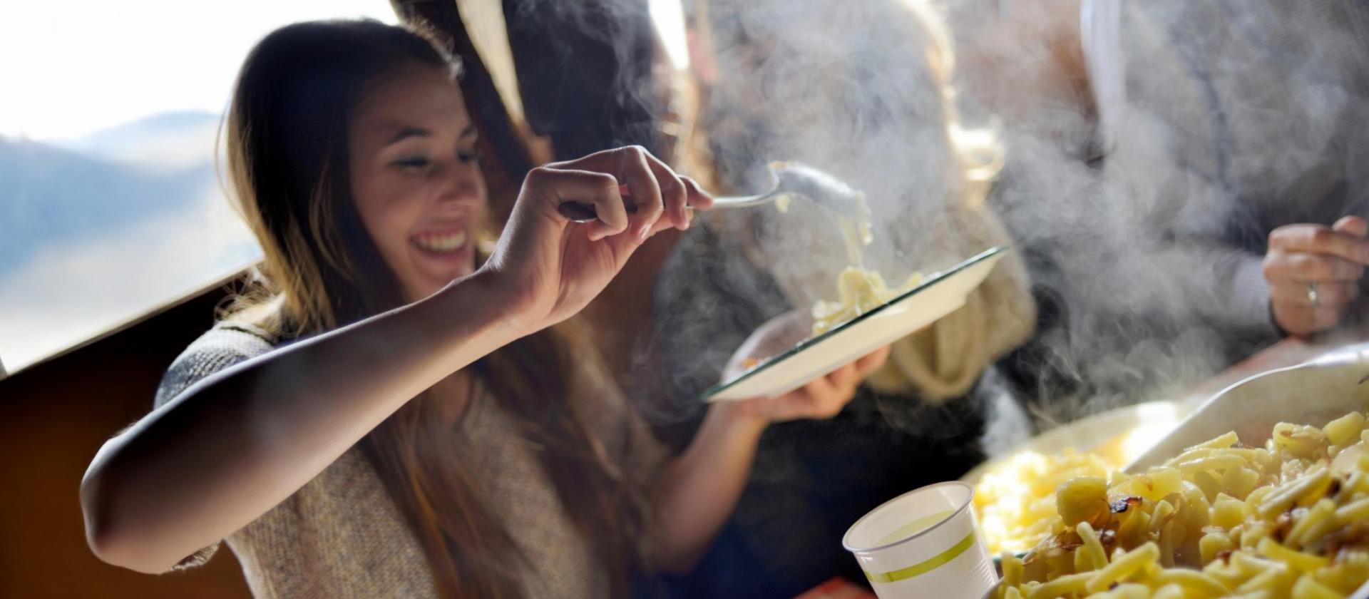 une femme mange une recette suisse