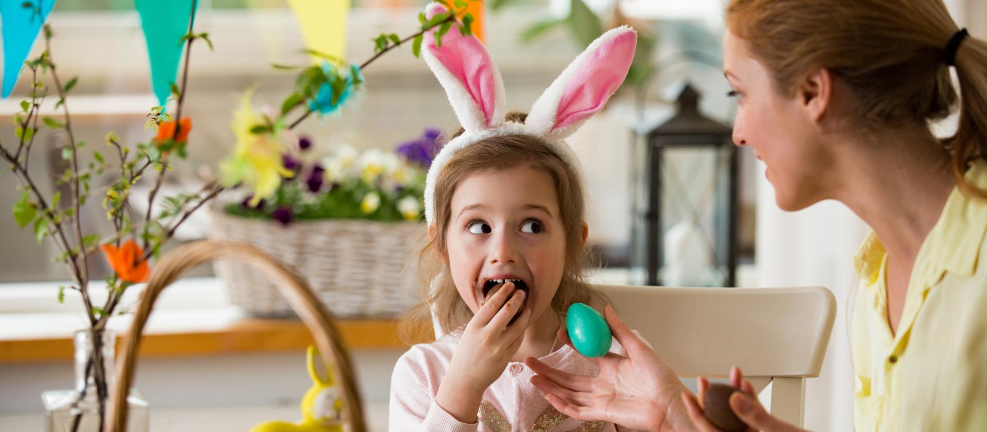enfant mange un œuf en chocolat
