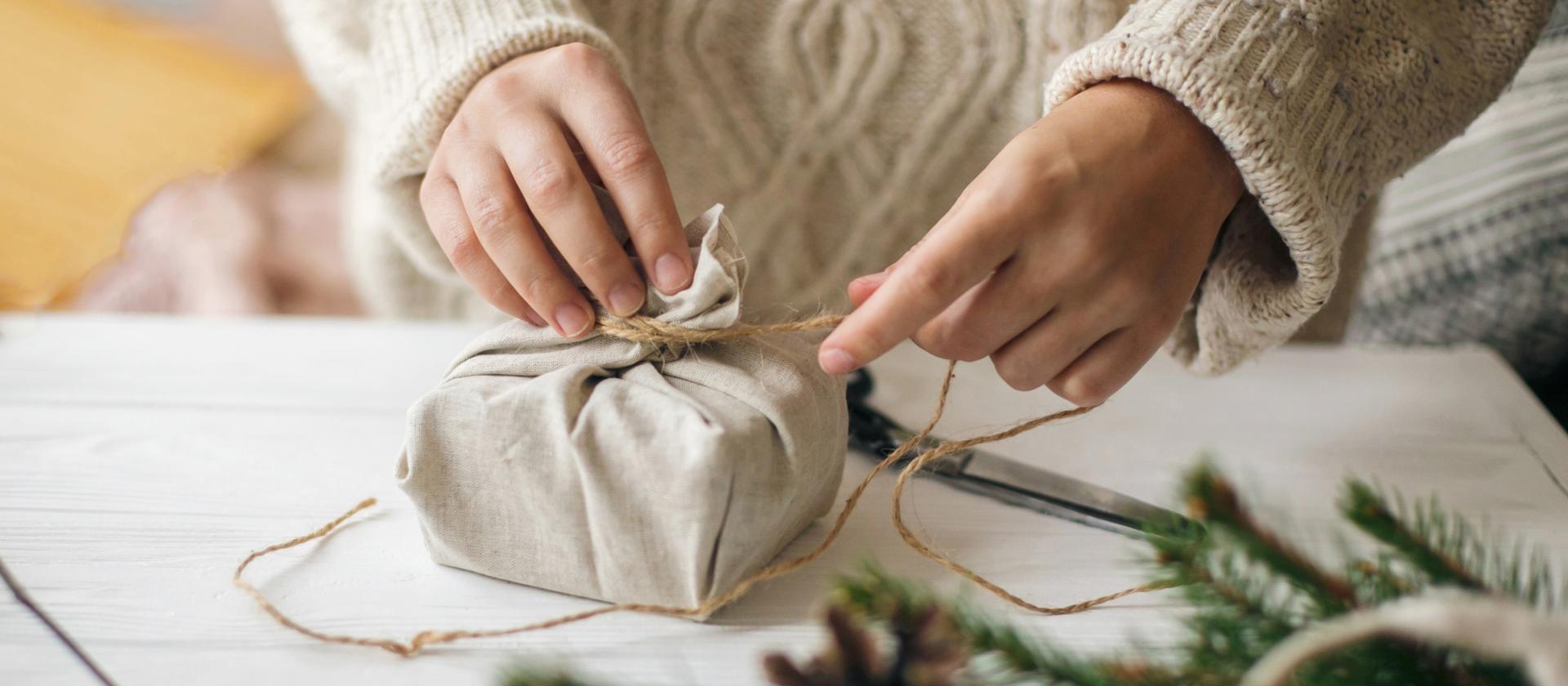 frau-beim-geschenk-verpacken