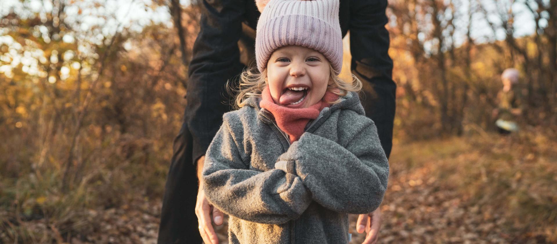 Portrait en plein air d’une petite fille souriante et heureuse