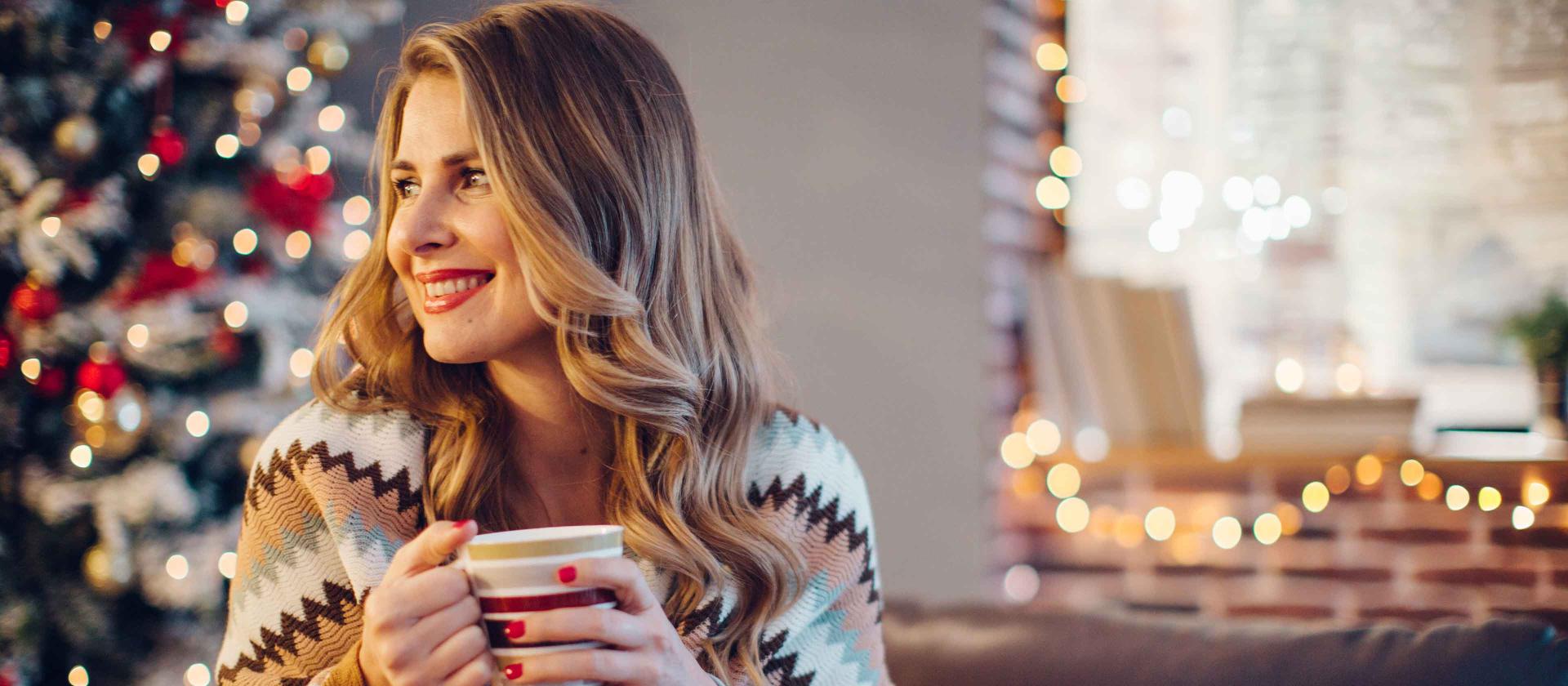 Une femme avec une tasse de café