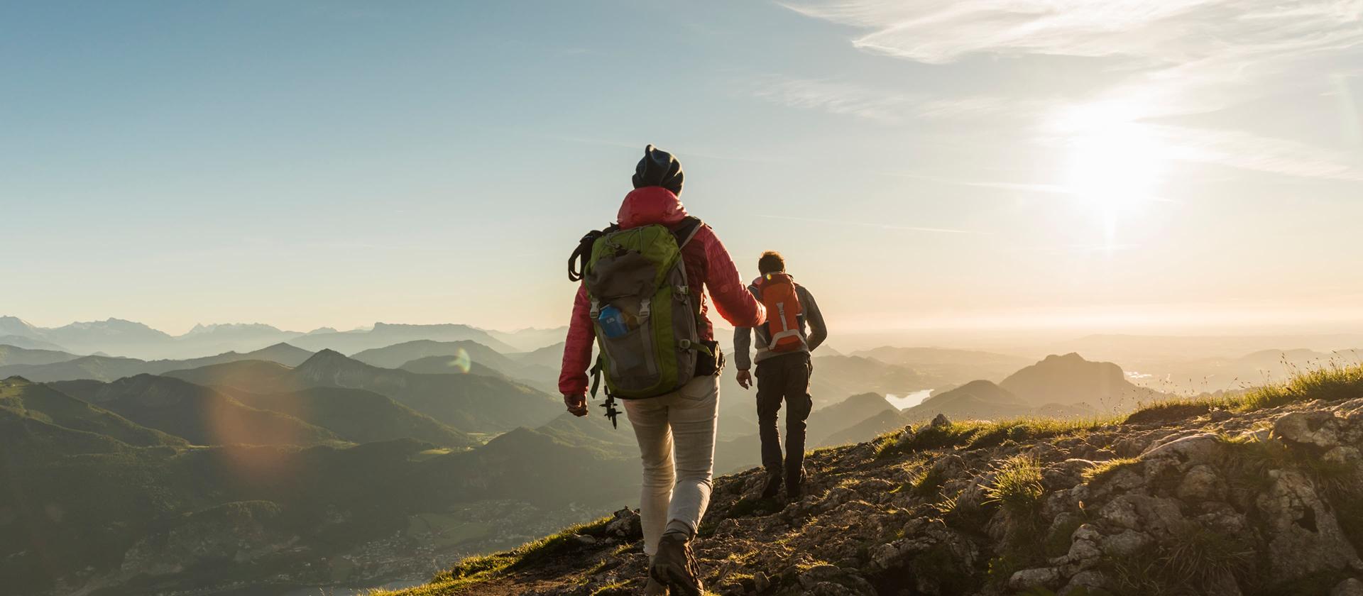 Wandern auf Bergpfad bei Sonnenaufgang