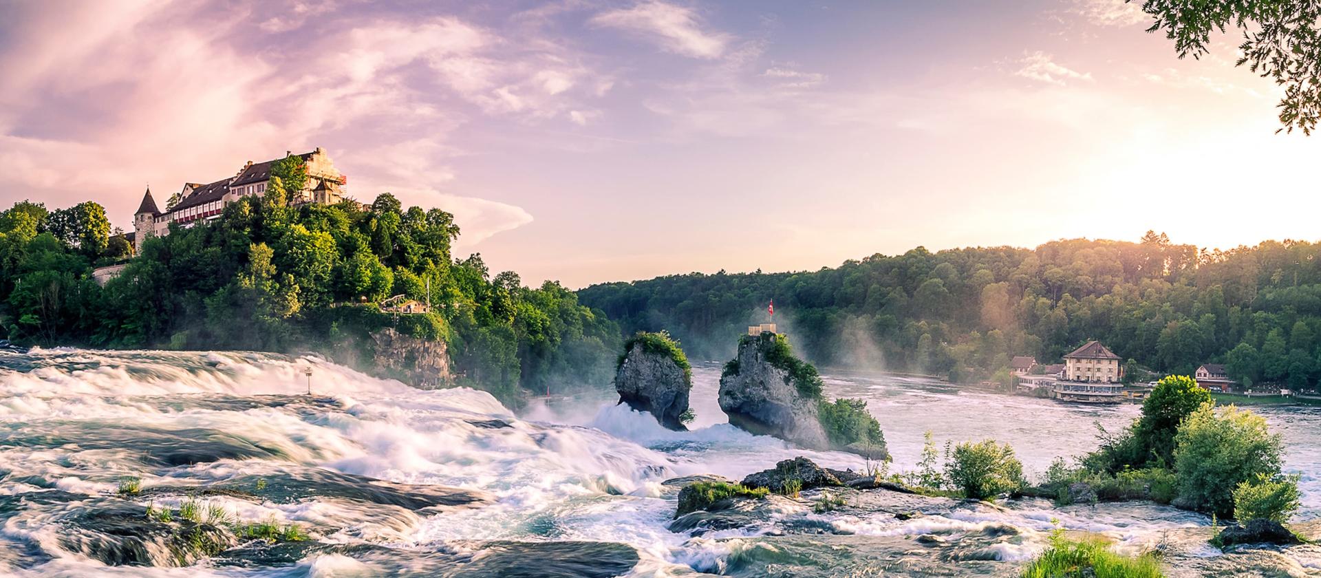 Rheinfall und Schloss bei Sonnenuntergang.