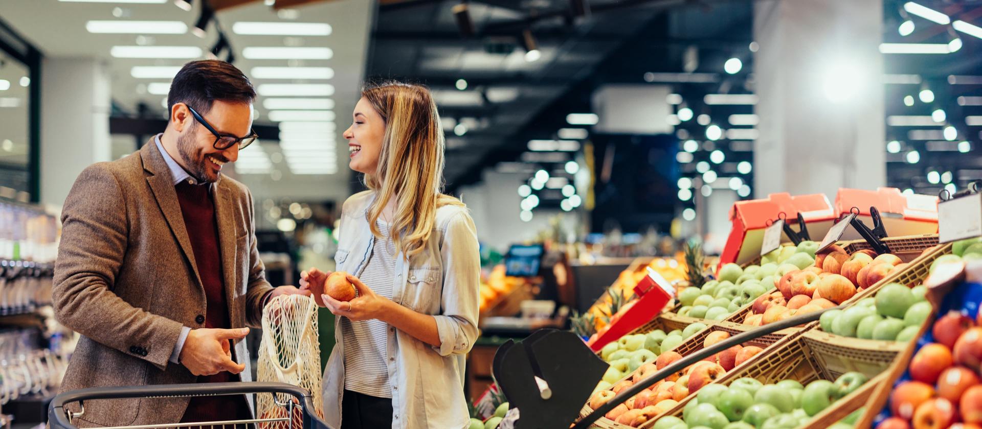 Achat de fruits frais au supermarché.