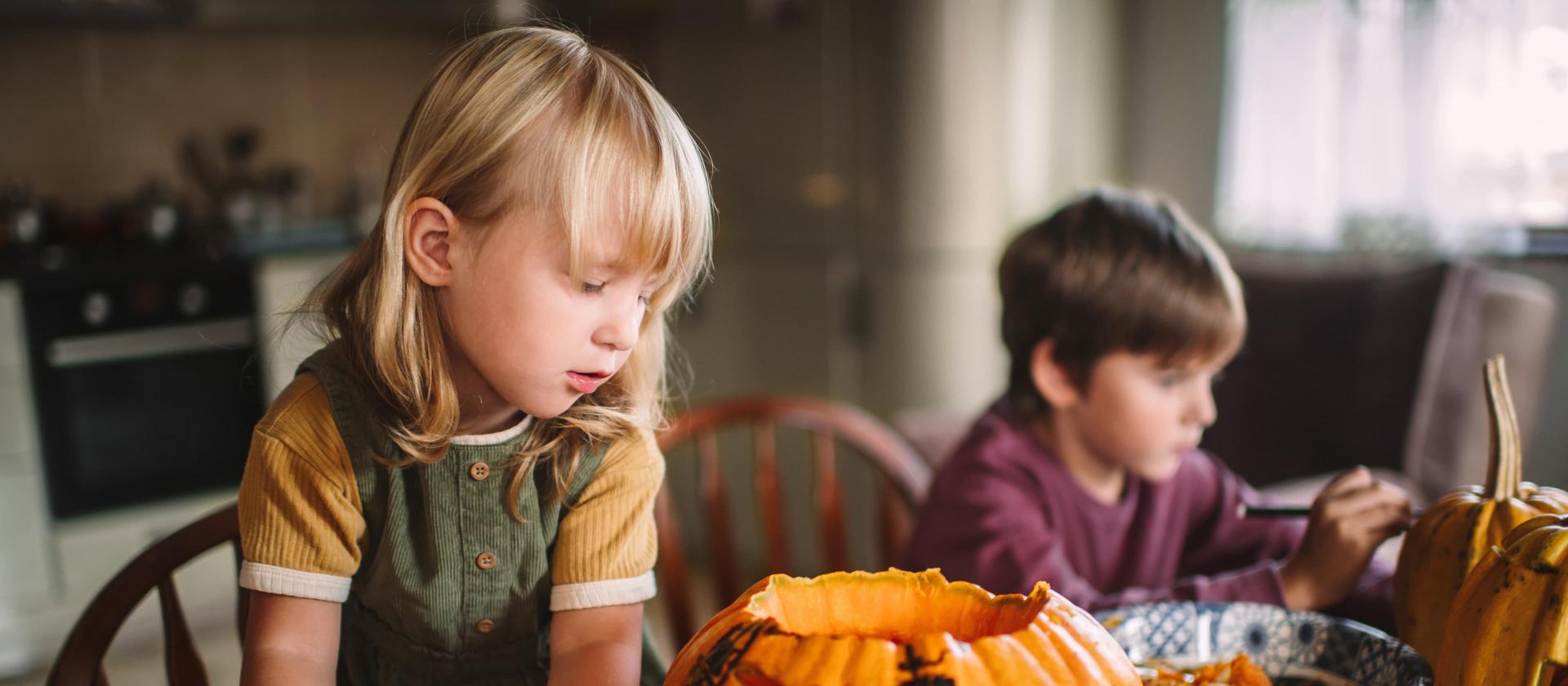 Citrouille sculptée sur la table pendant la préparation d’Halloween.