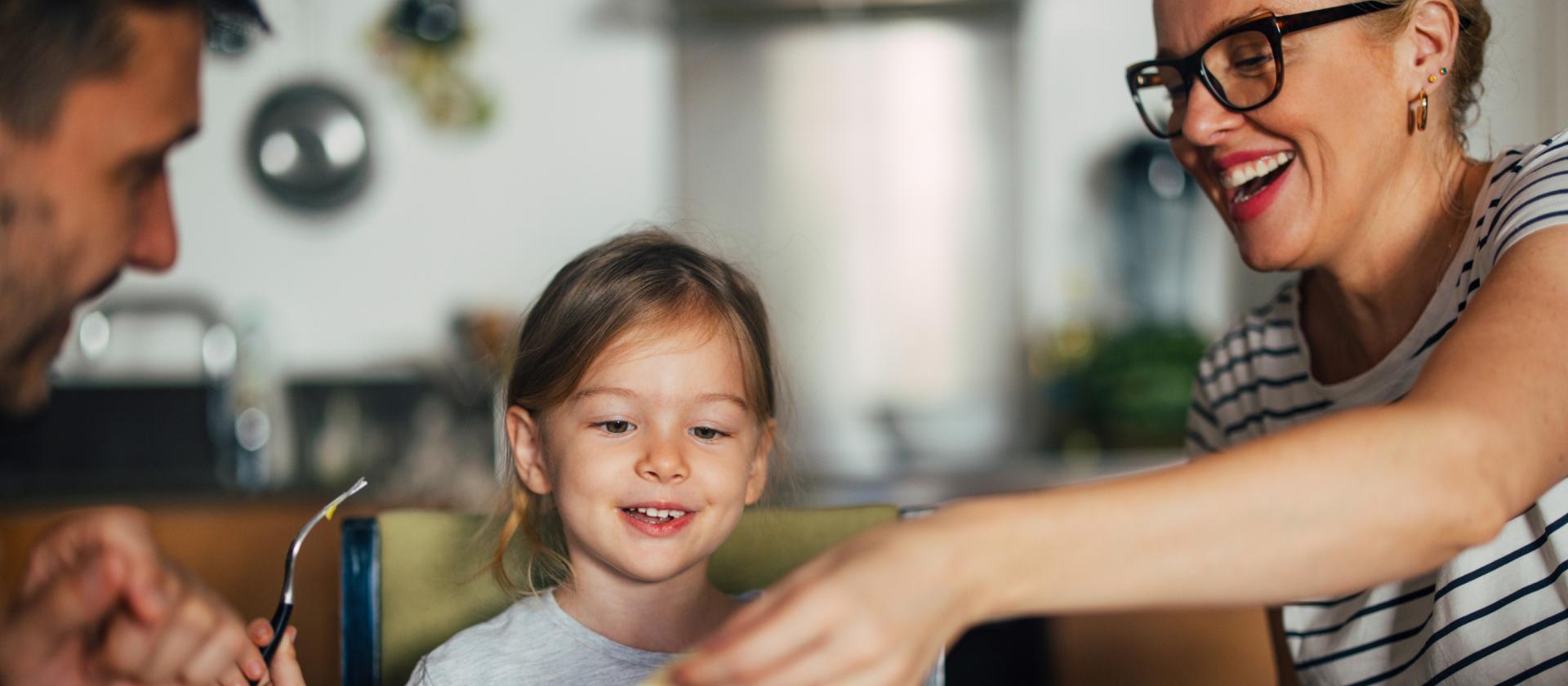 Famille heureuse prenant un déjeuner  