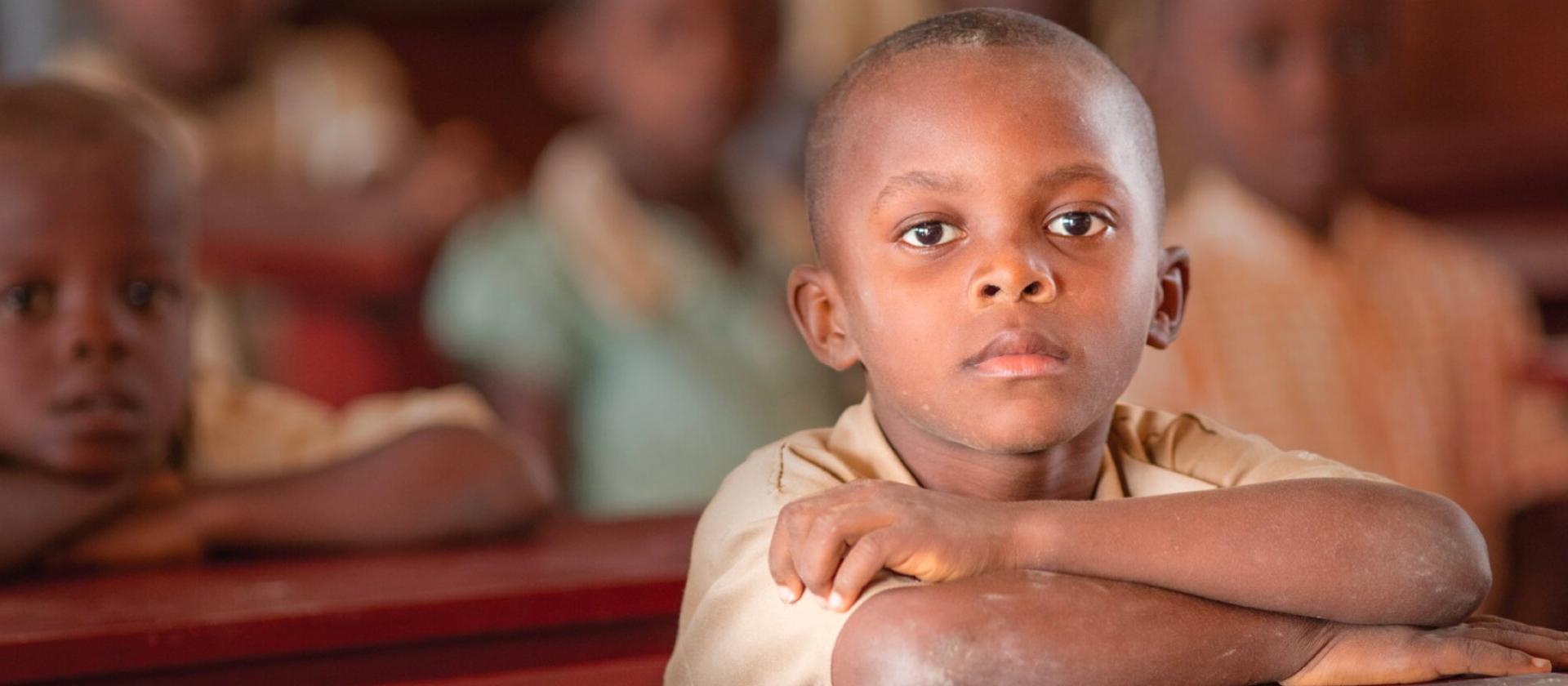 Kind sitzt in der Schule