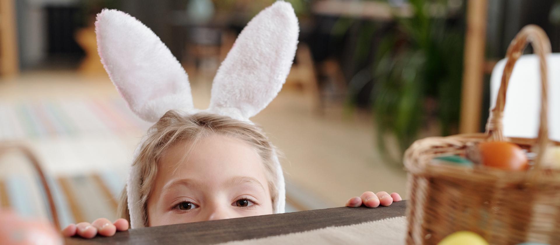 Kind als Osterhase verkleidet