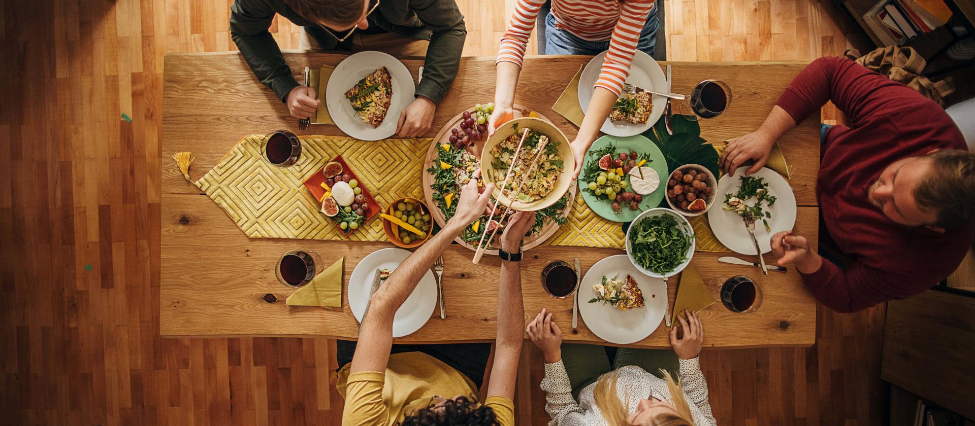 Gruppe von Freunden, die gemeinsam zu Abend essen