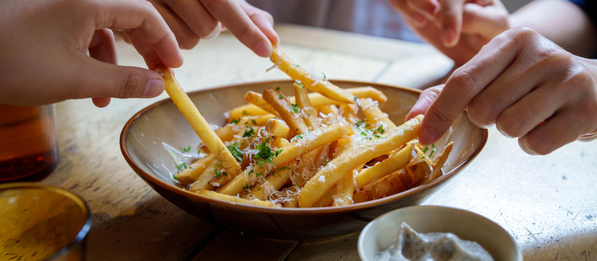 Gruppe die sich Pommes teilt 